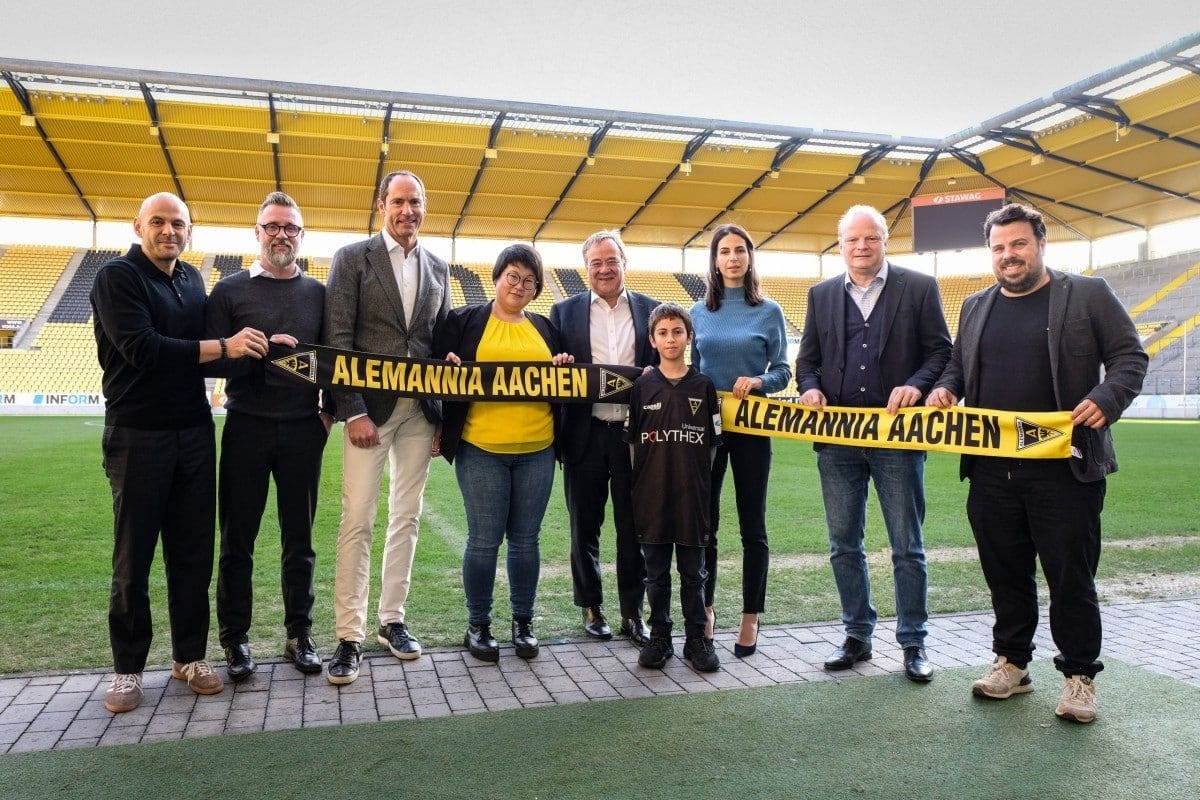 Der neue "Wertebeirat" der Alemannia (von links nach rechts): Osama Momen, Sascha Eller, Michael Nobis, Ye-One Rhie, Armin Laschet, Mayssoun Zein Al Din (mit Sohn Laith), Thomas Prefi und Marcel Moberz.