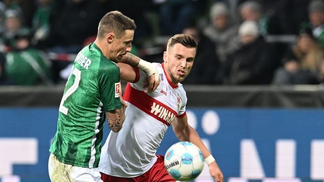 Werders Marco Friedl (l.) kämpft gegen Stuttgarts Ermedin Demirovic um den Ball: Werders Kapitän ist sauer.