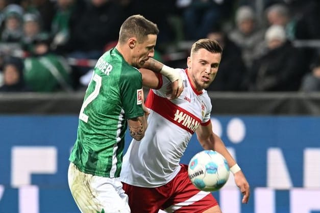 Werders Marco Friedl (l.) kämpft gegen Stuttgarts Ermedin Demirovic um den Ball: Werders Kapitän ist sauer.