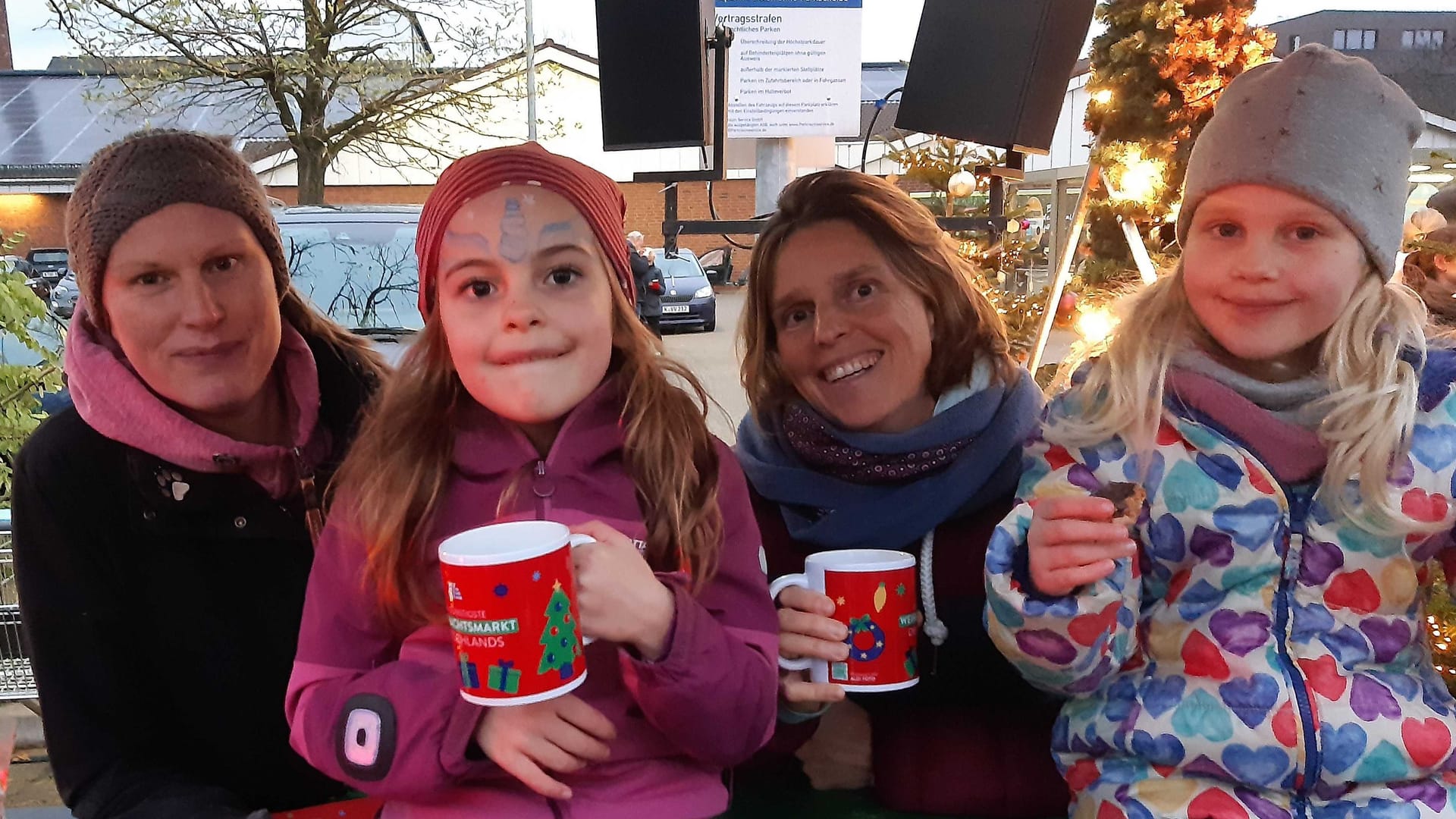 Vier Kölnerinnen testen den Weihnachtsmarkt: Nicole Ibsch (v.l.), Luja Ibsch, Eve Sebode und Miura Sebode mögen die Produkte des Süßwarenstands.