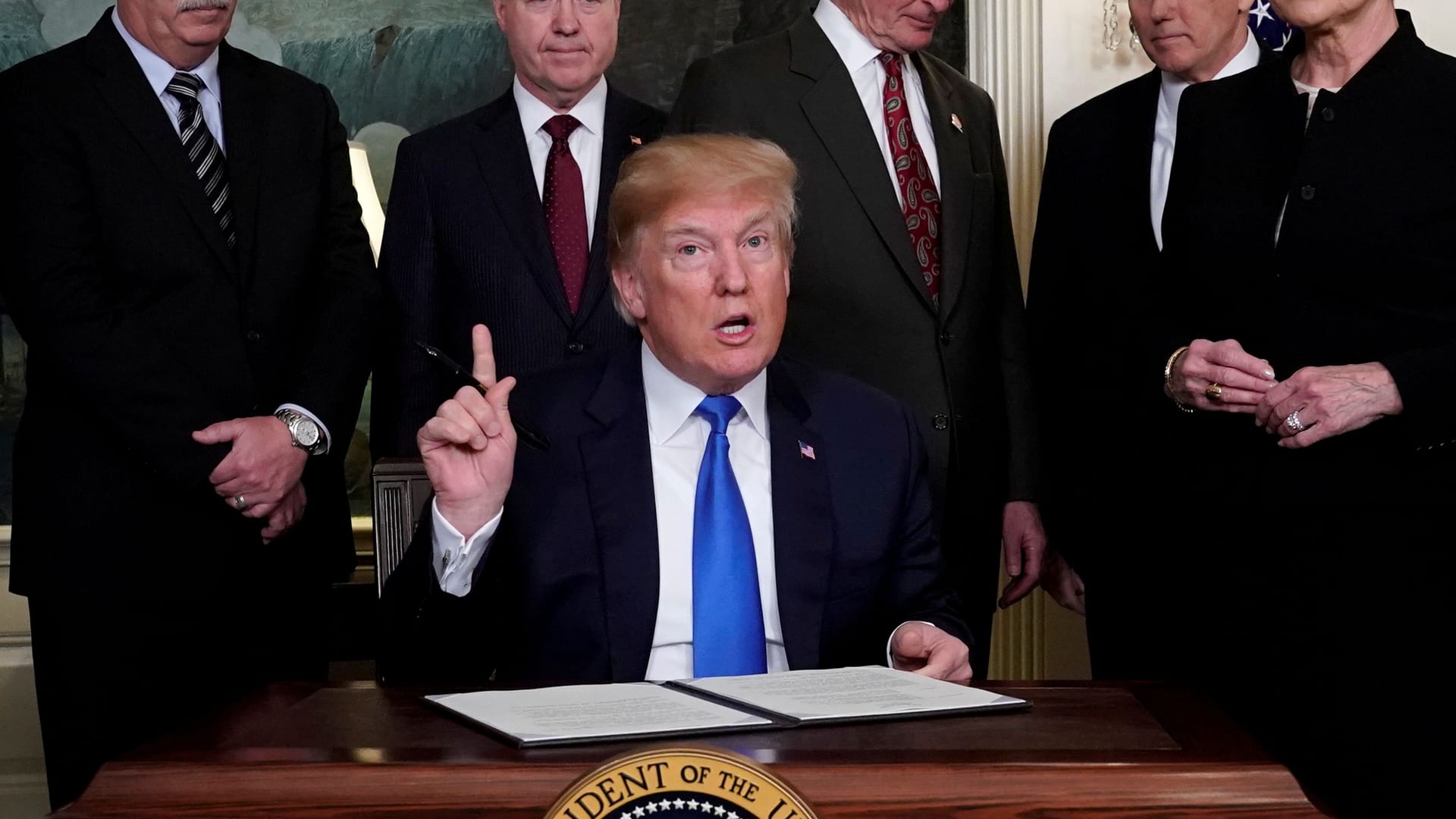 Schon während seiner ersten Amtszeit im Weißen Haus erließ Trump hohe Zölle auf einzelne Produkte (Archivbild).