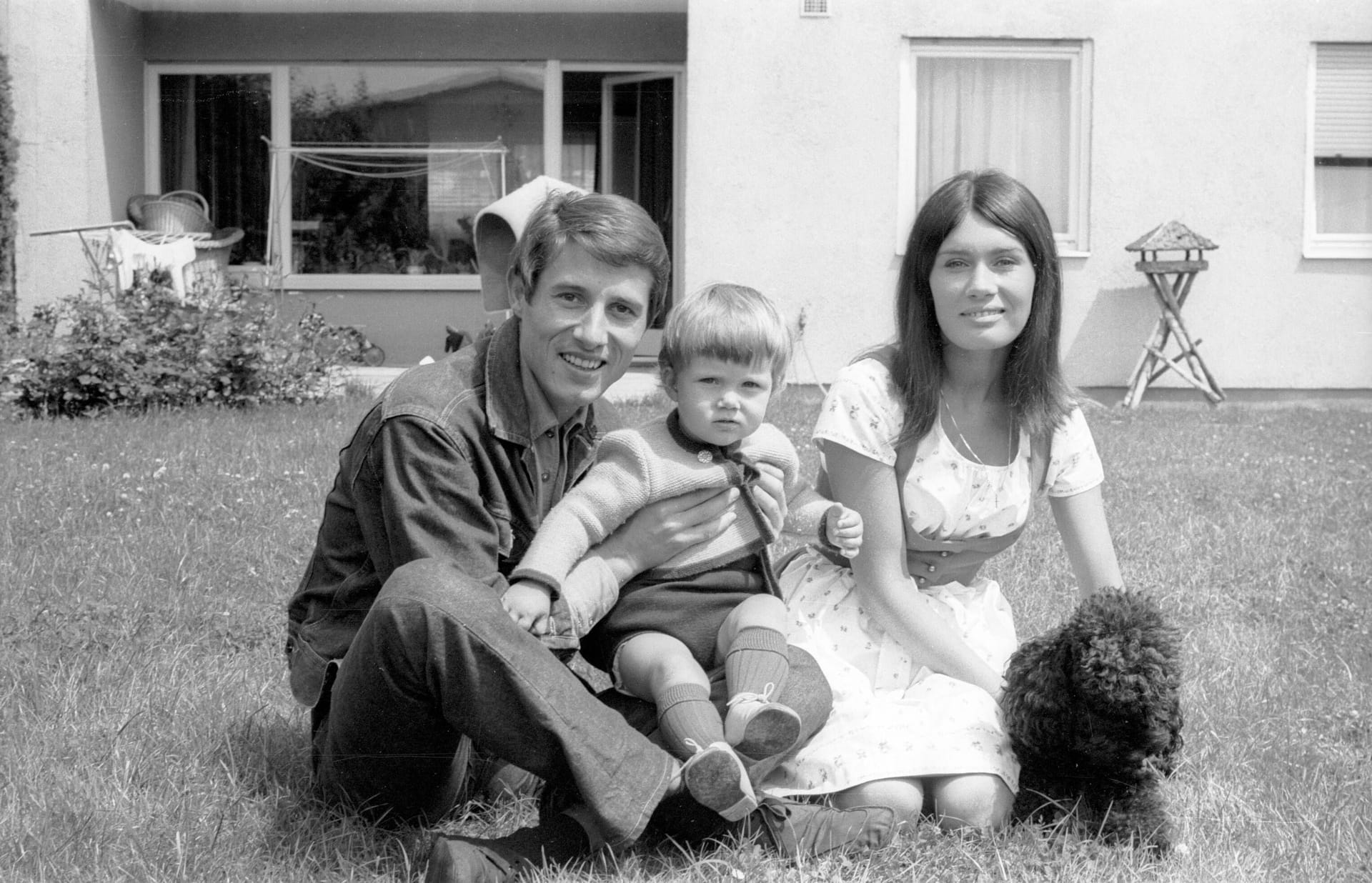 Udo Jürgens mit seiner Ehefrau Panja und ihrem gemeinsamen Sohn Johnny im Jahr 1964