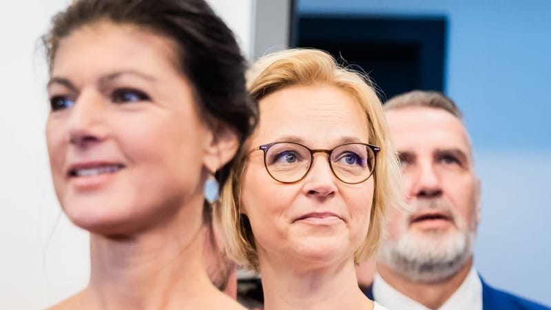 Sahra Wagenknecht (l-r), BSW-Parteivorsitzende, und die BSW-Spitzenkandidaten in Thüringen, Katja Wolf und Steffen Schütz.