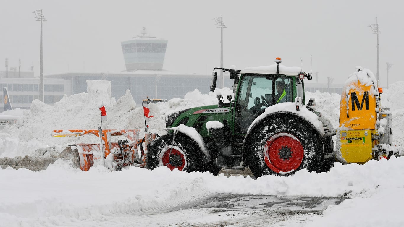 Bei Eis und Schnee rückt die Winterdienst-Kolonne am Airport aus (Archivbild). Sie umfasst 184 Fahrzeuge, unter anderem auch dieses.