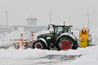 Bei Eis und Schnee rückt die Winterdienst-Kolonne am Airport aus (Archivbild). Sie umfasst 184 Fahrzeuge, unter anderem auch dieses.