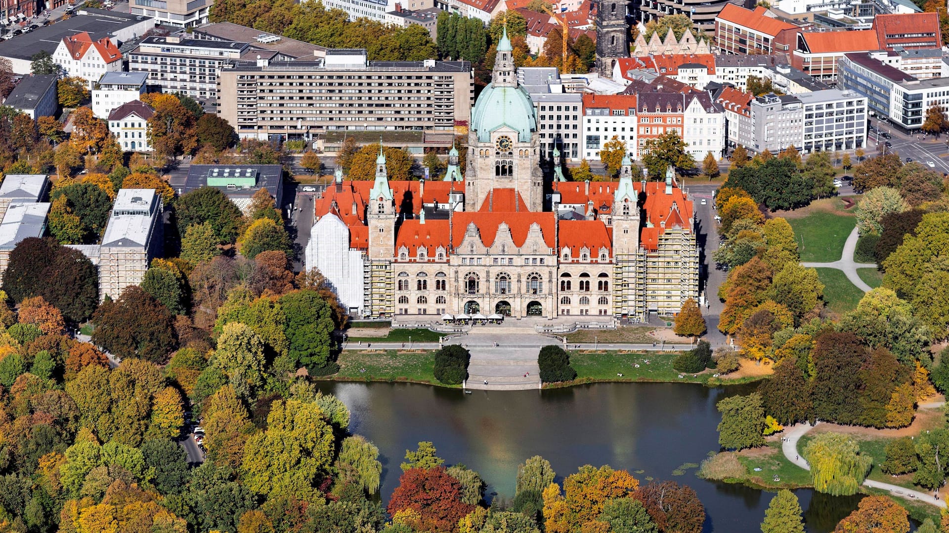 Das neue Rathaus und der Maschpark (Symbolbild): Der Mythos vom „reinsten Hochdeutsch“ in Hannover entspricht nicht der sprachlichen Realität.