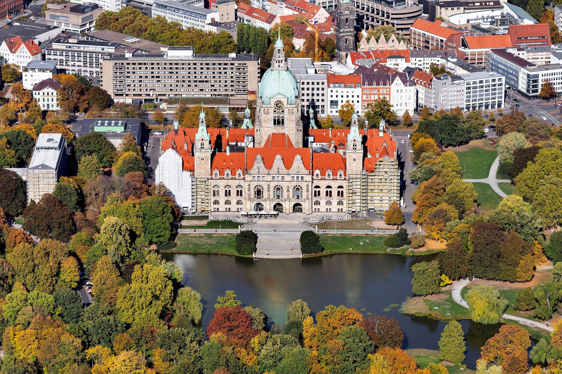 Das neue Rathaus und der Maschpark (Symbolbild): Der Mythos vom „reinsten Hochdeutsch“ in Hannover entspricht nicht der sprachlichen Realität.