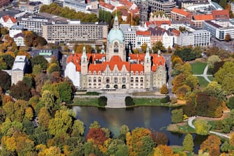 Das neue Rathaus und der Maschpark (Symbolbild): Der Mythos vom „reinsten Hochdeutsch“ in Hannover entspricht nicht der sprachlichen Realität.