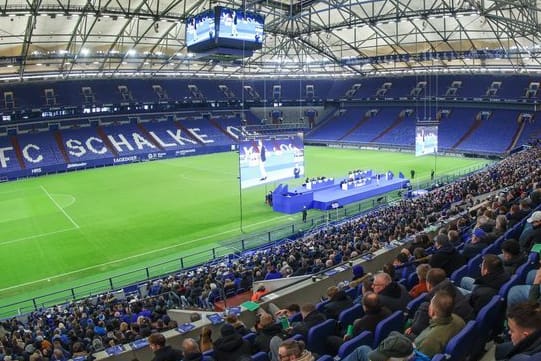 Mitgliederversammlung auf Schalke 04: Die Mitglieder üben teils heftige Kritik an der Klubführung.