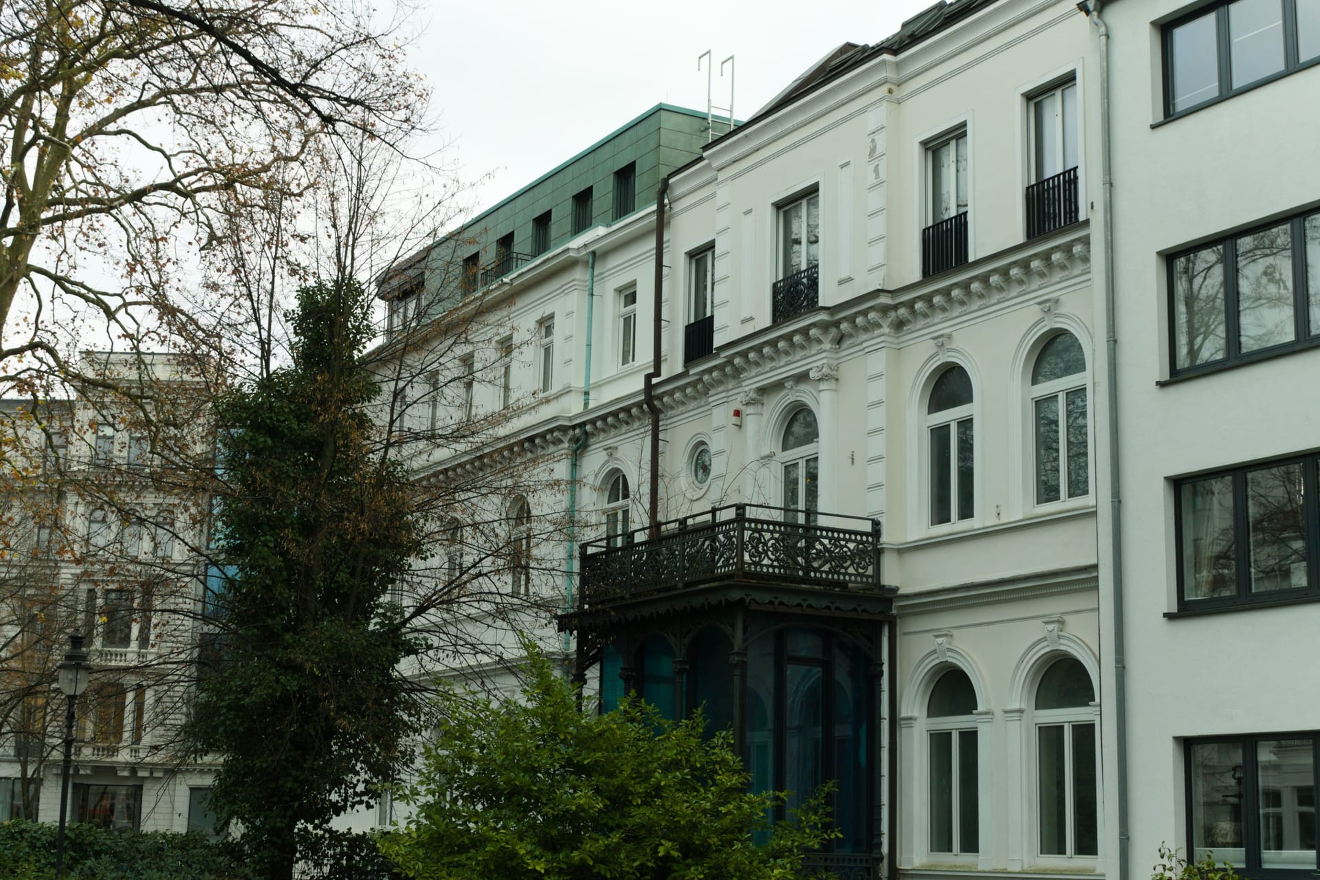 Blick auf die Villa in Hamburg-Eimsbüttel: Das Bezirksamt kann den Eigentümer nicht erreichen.