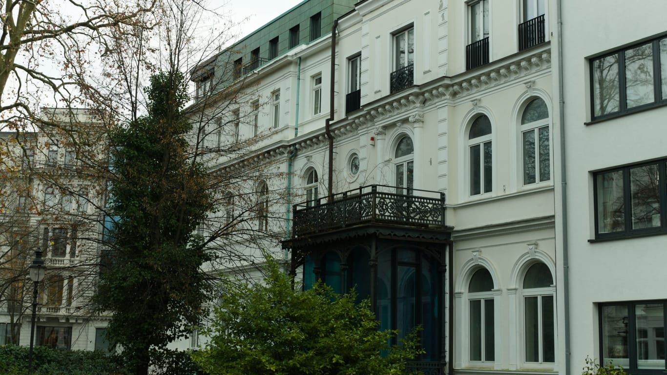 Blick auf die Villa in Hamburg-Eimsbüttel: Das Bezirksamt kann den Eigentümer nicht erreichen.