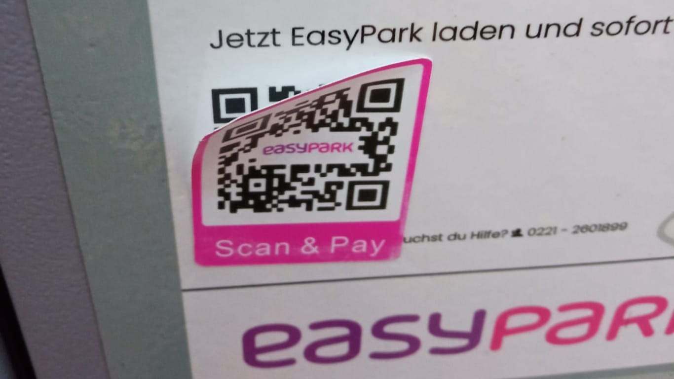 Falsche QR-Codes an Parkautomaten: Die Fälschung ist unter anderem an einem pinkfarbenen Rahmen zu erkennen.