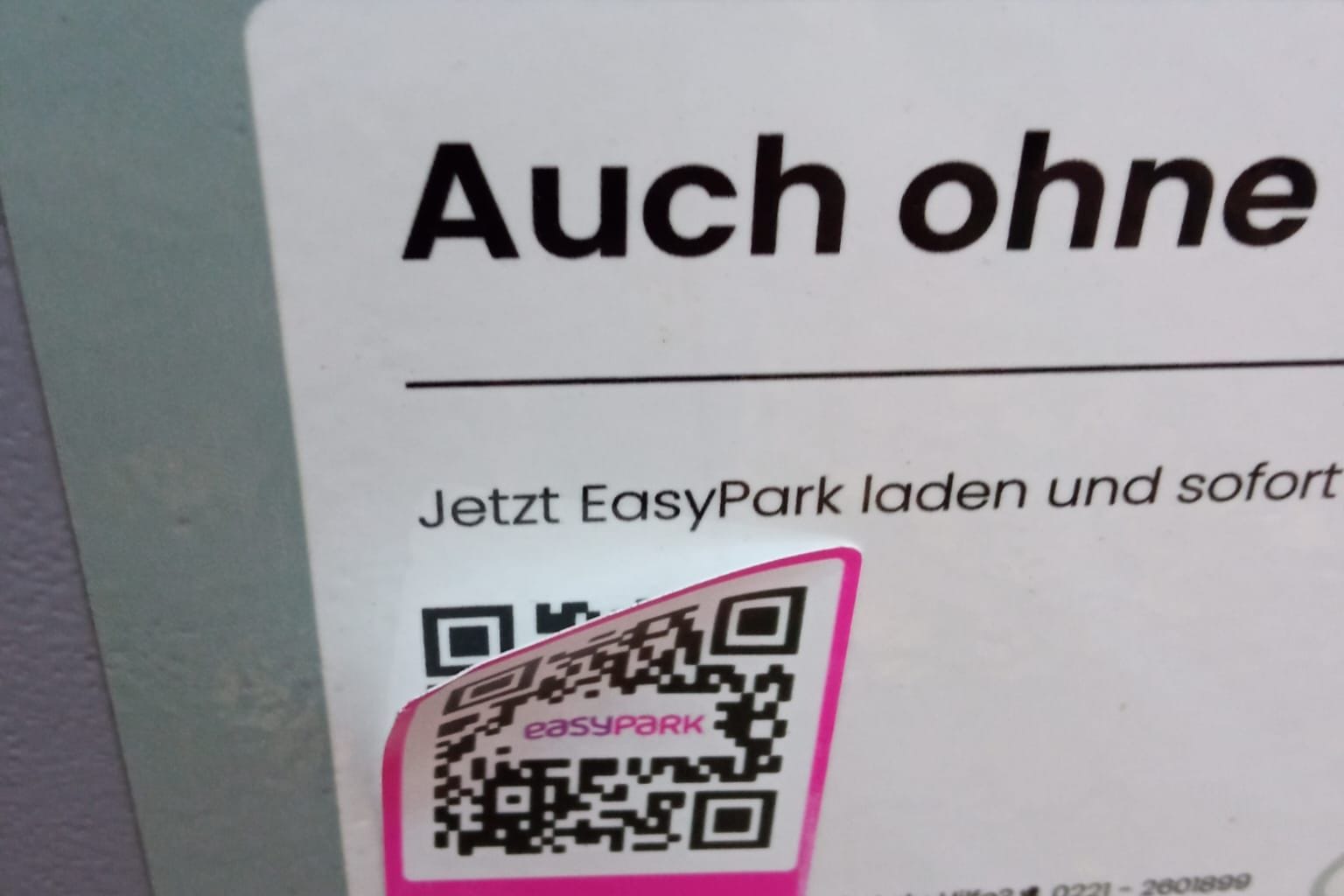 Falsche QR-Codes an Parkautomaten: Die Fälschung ist unter anderem an einem pinkfarbenen Rahmen zu erkennen.