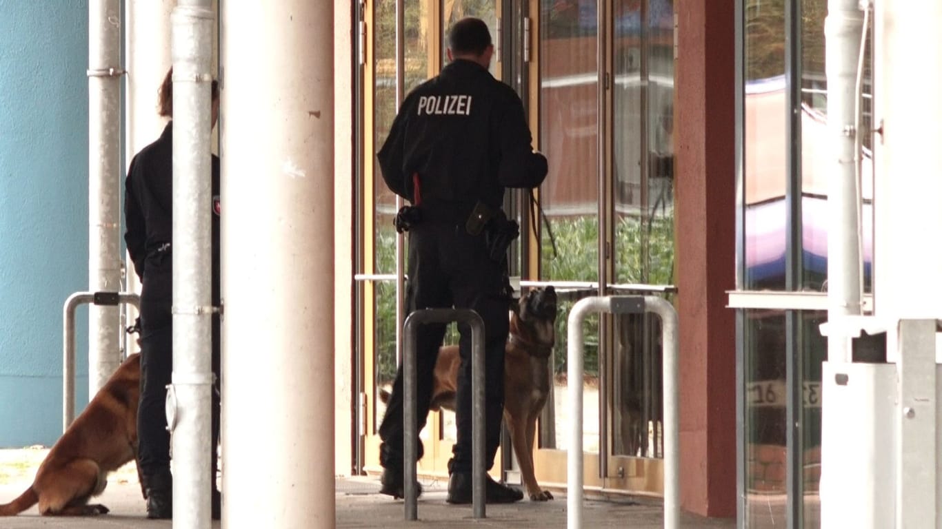 Polizeibeamte mit Spürhunden in Stuhr bei Bremen: Unter anderem hier fällt der Unterricht aus.