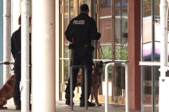 Polizeibeamte mit Spürhunden in Stuhr bei Bremen: Unter anderem hier fällt der Unterricht aus.