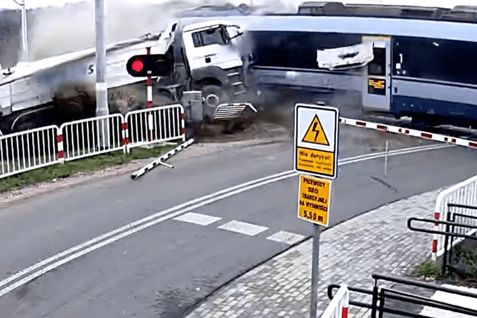 Ein Zug rast in einen Lastwagen, der auf den Gleisen feststeckt.