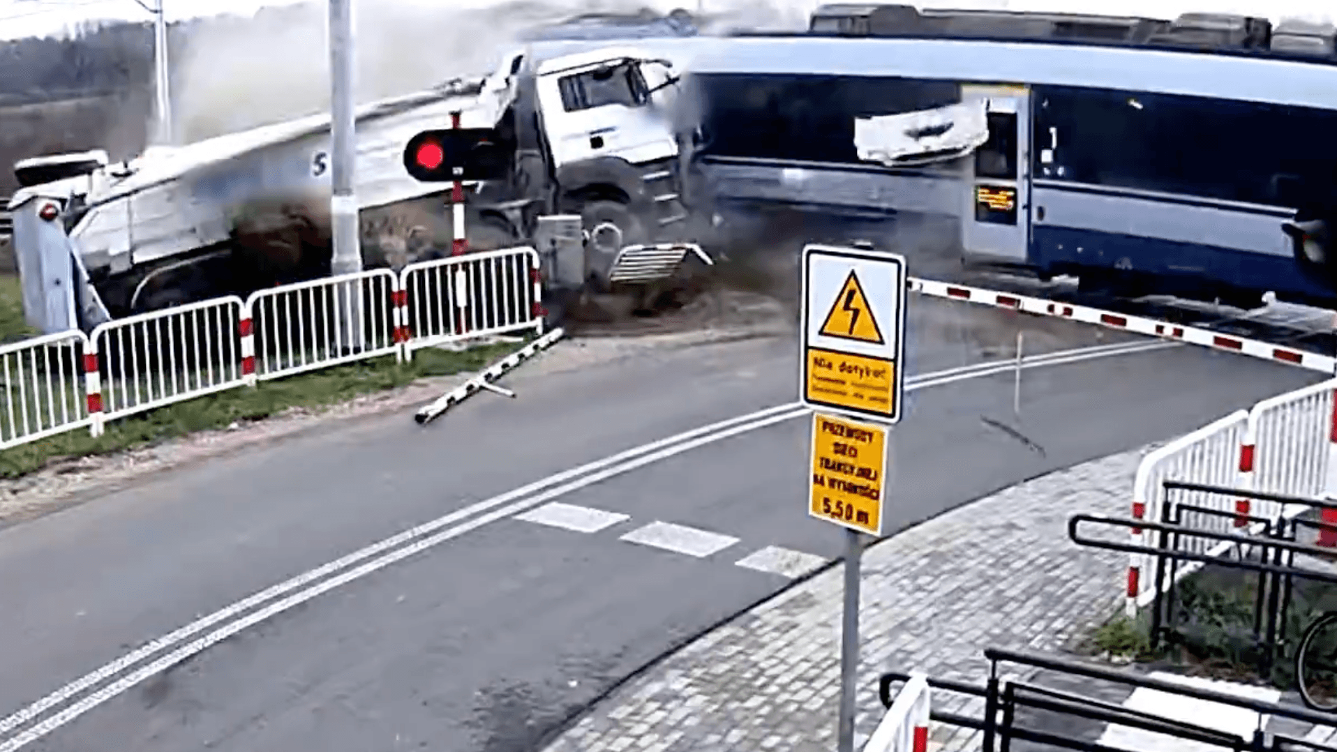 Ein Zug rast in einen Lastwagen, der auf den Gleisen feststeckt.