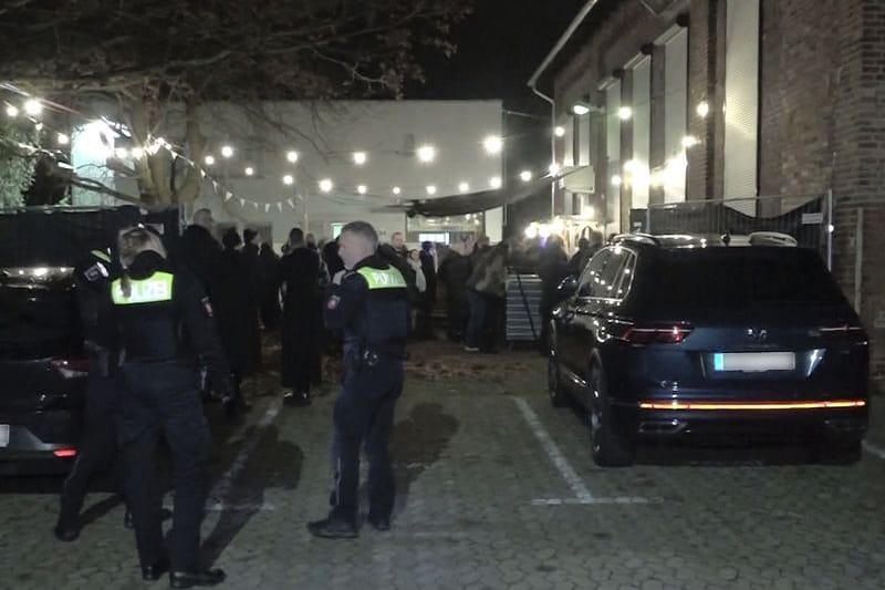 Die Polizei und Konzertbesucher stehen vor dem MusikZentrum.