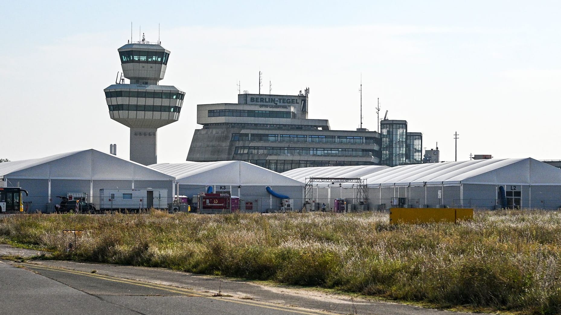 Blick auf den Flughafen Tegel mit den Zelten für Geflüchtete (Archivfoto): Wird die Großunterkunft über 2026 hinaus betrieben?