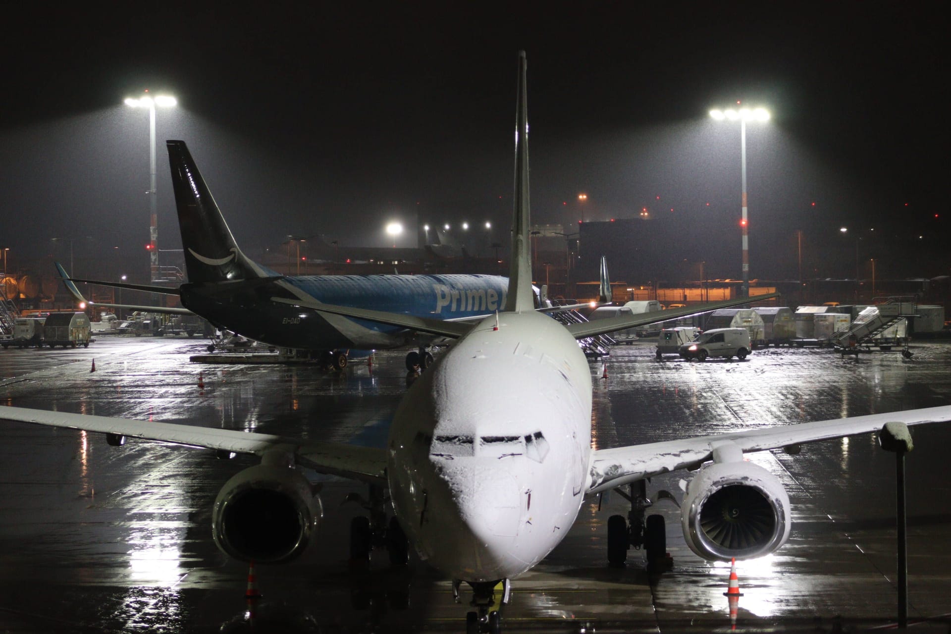 Schnee auf einer Maschine am Flughafen Köln/Bonn in der Nacht zu Donnerstag.