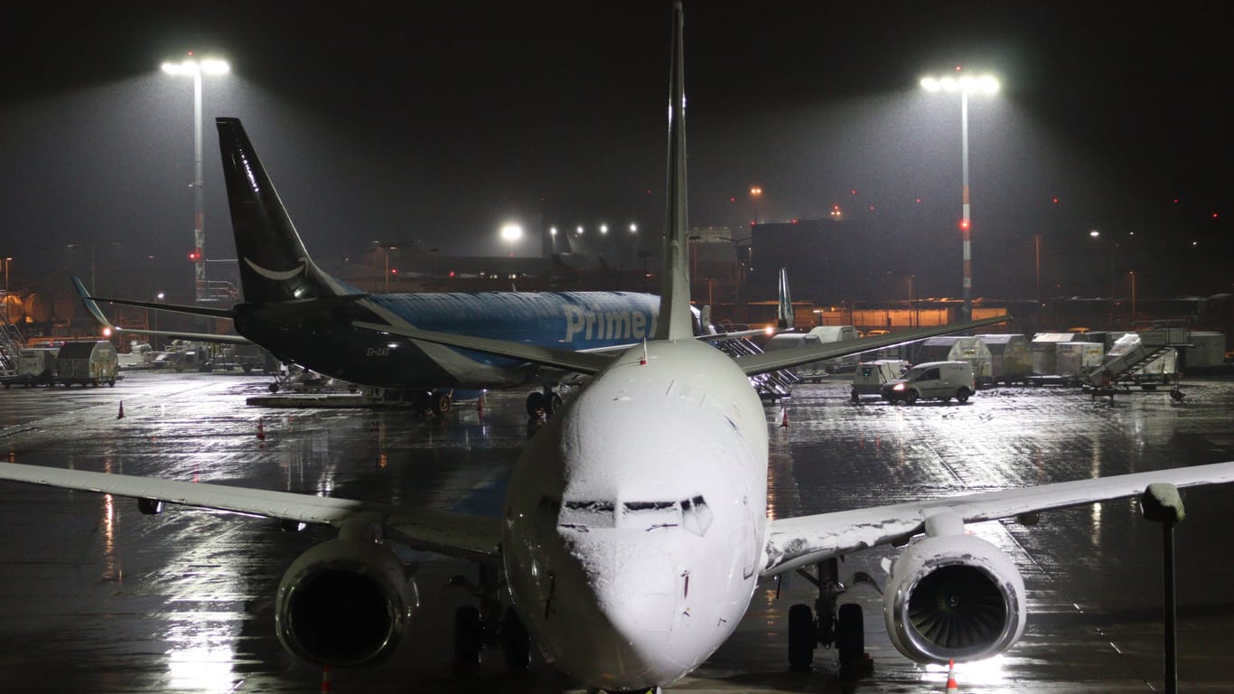 Schnee auf einer Maschine am Flughafen Köln/Bonn in der Nacht zu Donnerstag.