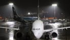 Schnee auf einer Maschine am Flughafen Köln/Bonn in der Nacht zu Donnerstag.