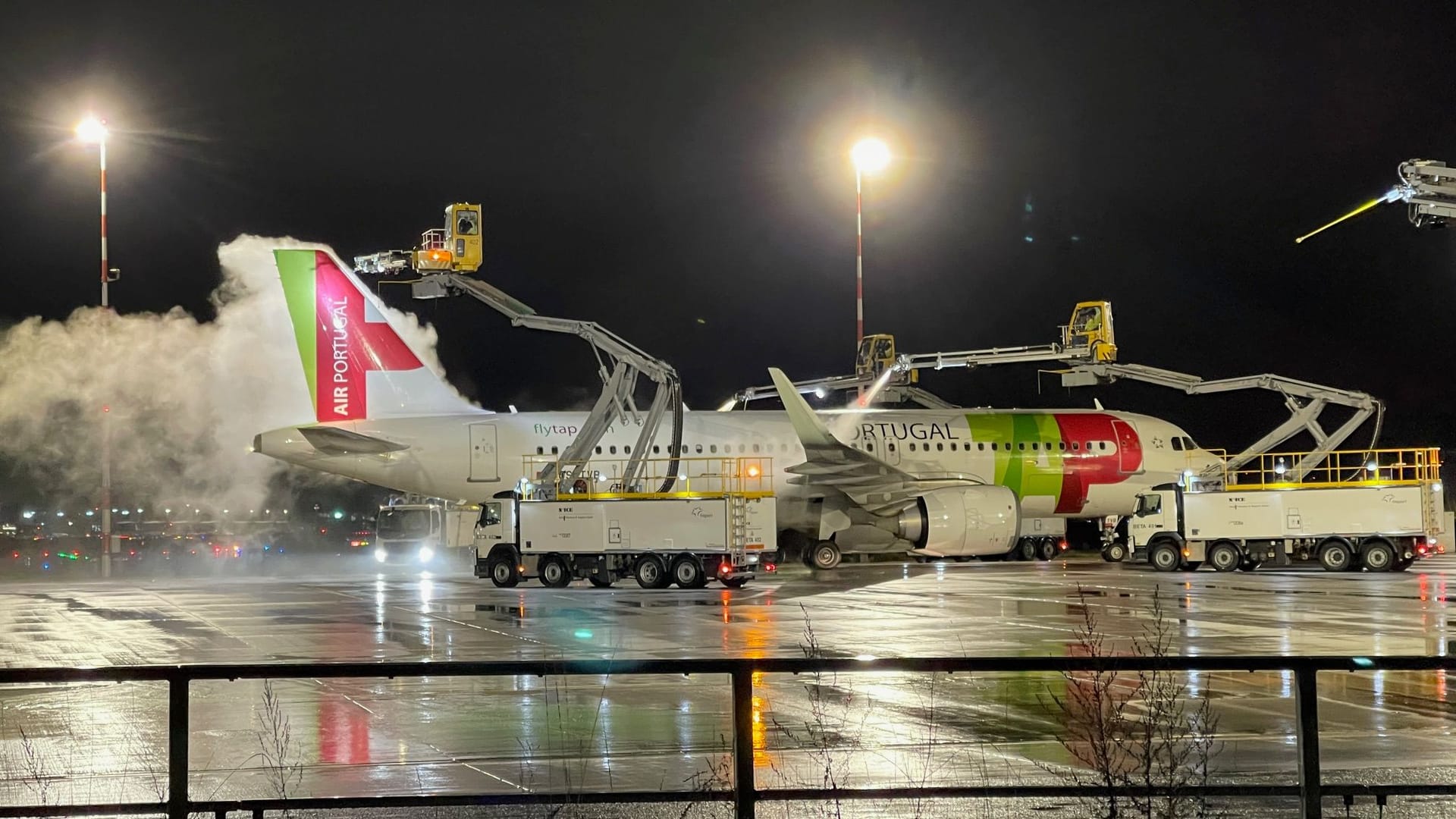 Der Winterdienst enteist ein Flugzeug der Airline Air Portugal in den frühen Morgenstunden: In und um Frankfurt wird es kalt – auch ohne Schnee.