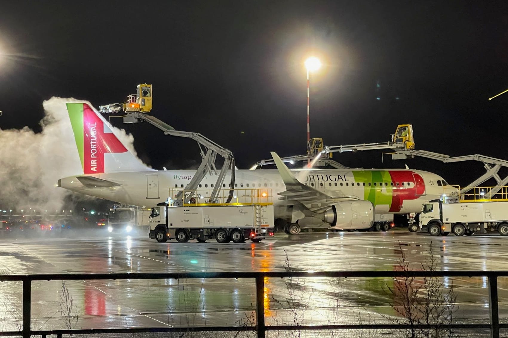 Der Winterdienst enteist ein Flugzeug der Airline Air Portugal in den frühen Morgenstunden: In und um Frankfurt wird es kalt – auch ohne Schnee.