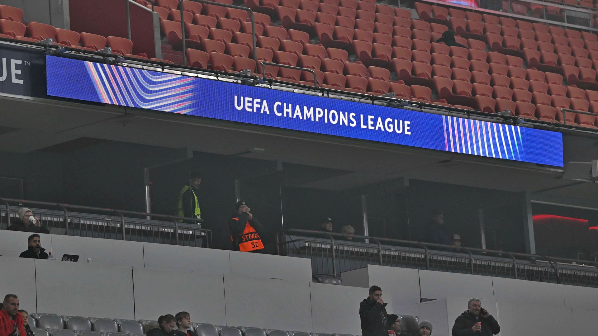 Leere Tribüne in der Allianz Arena: Der Beginn der Partie gegen Benfica verzögert sich.