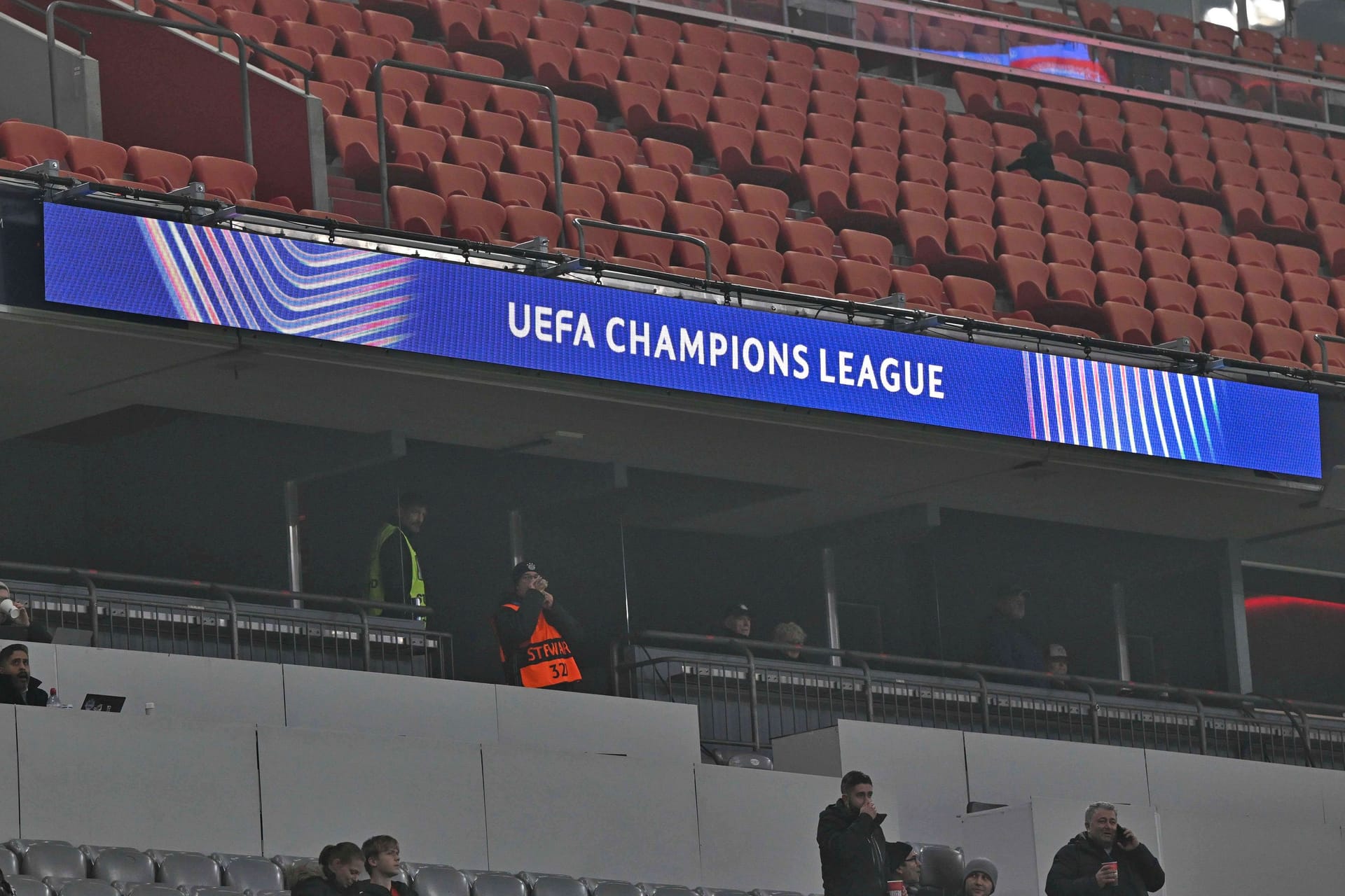 Leere Tribüne in der Allianz Arena: Der Beginn der Partie gegen Benfica verzögert sich.