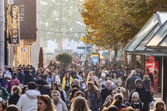 Menschen unterwegs in Stuttgart: Im Dezember warten noch einmal mehrere Änderungen auf Deutschlands Bürger.