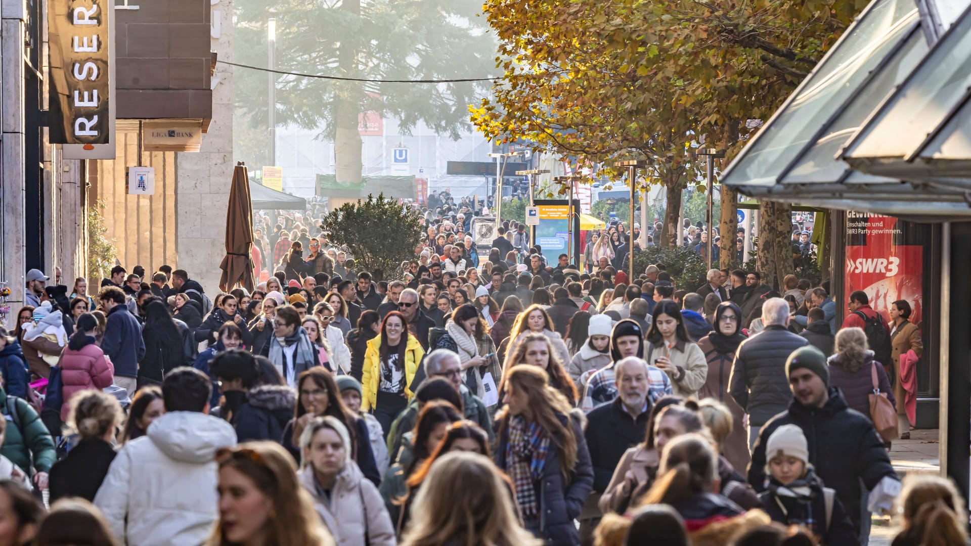 Menschen unterwegs in Stuttgart: Im Dezember warten noch einmal mehrere Änderungen auf Deutschlands Bürger.