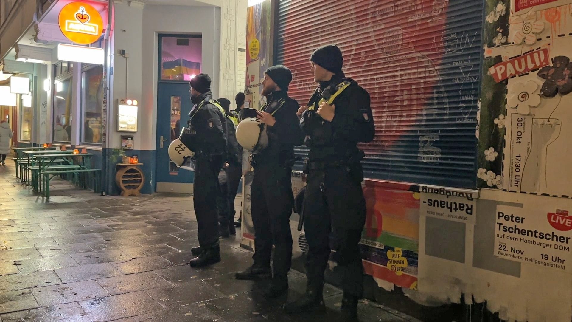 Polizisten bewachen das Büro des SPD-Politikers Arne Platzbecker: Eine vermummte Gruppe randalierte auf St. Pauli.