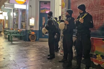 Polizisten bewachen das Büro des SPD-Politikers Arne Platzbecker: Eine vermummte Gruppe randalierte auf St. Pauli.