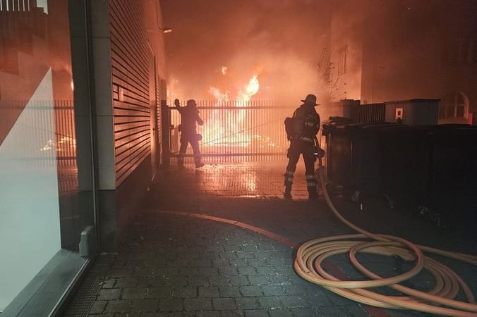 Die Feuerwehr rückte heute Morgen zu einem Geschäftsgebäude aus.