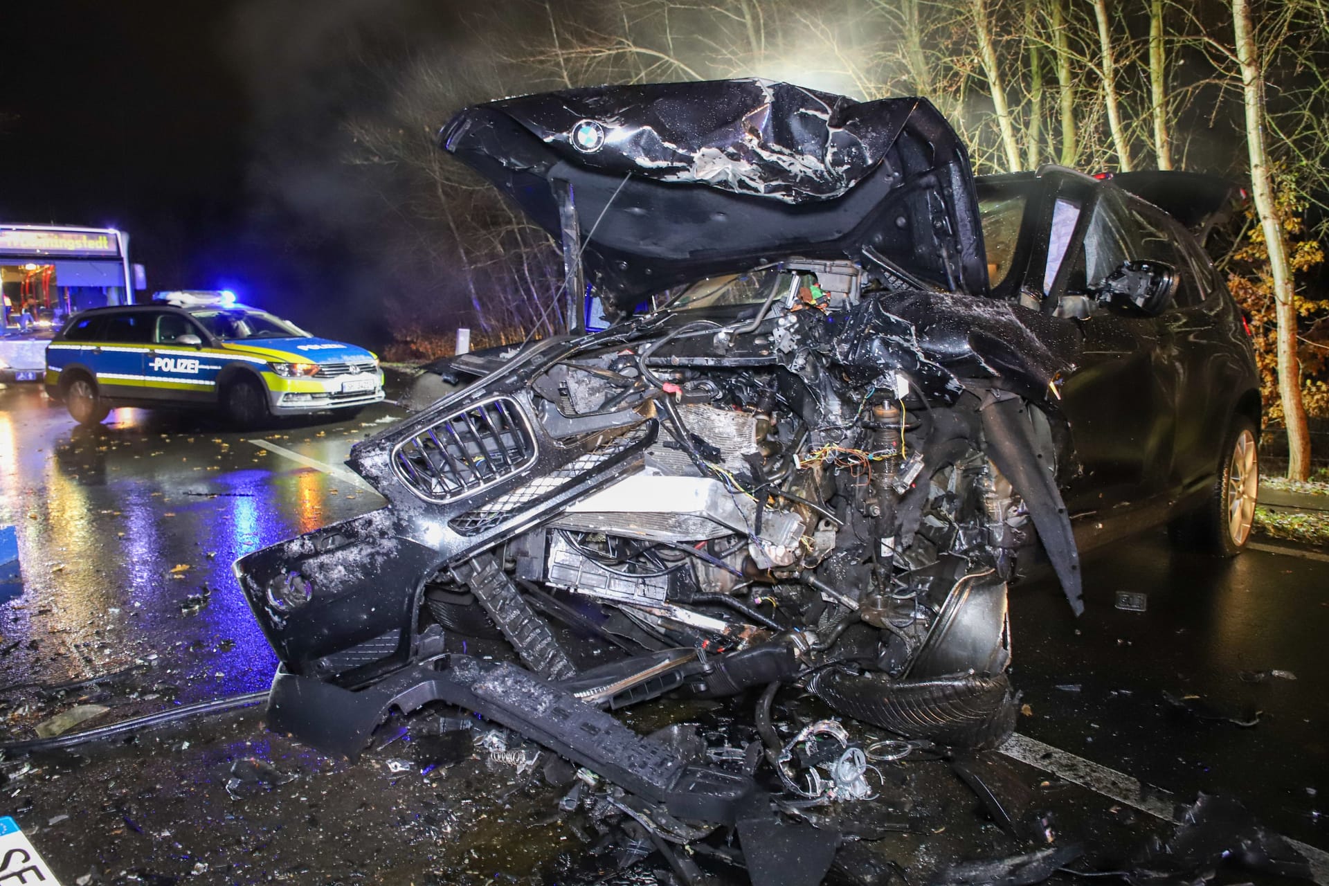 Unfallstelle bei Bönningstedt: Auf der Norderstedter Straße hat es am Freitagabend einen schweren Zusammenstoß gegeben.