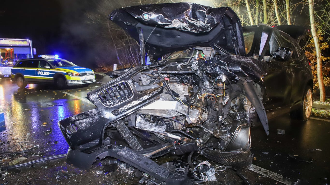 Unfallstelle bei Bönningstedt: Auf der Norderstedter Straße hat es am Freitagabend einen schweren Zusammenstoß gegeben.