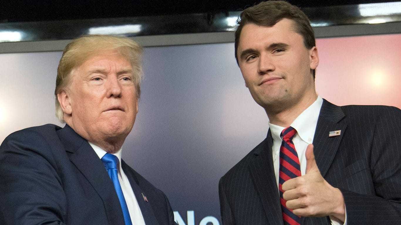 Donald Trump (l) und Charlie Kirk (Archivbild): Der Berater hat den neuen Senats-Führer im Visier.