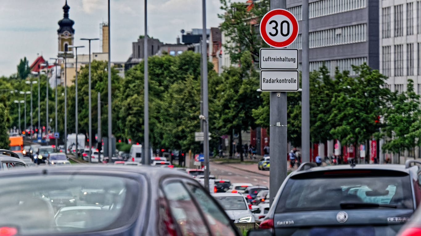 Schilder auf dem Mittleren Ring weisen auf Tempo 30 hin (Archivbild): Die Maßnahme wurde ergriffen, um die Abgaswerte zu verbessern.