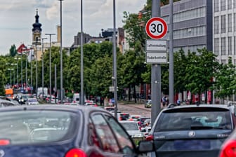 Schilder auf dem Mittleren Ring weisen auf Tempo 30 hin (Archivbild): Die Maßnahme wurde ergriffen, um die Abgaswerte zu verbessern.