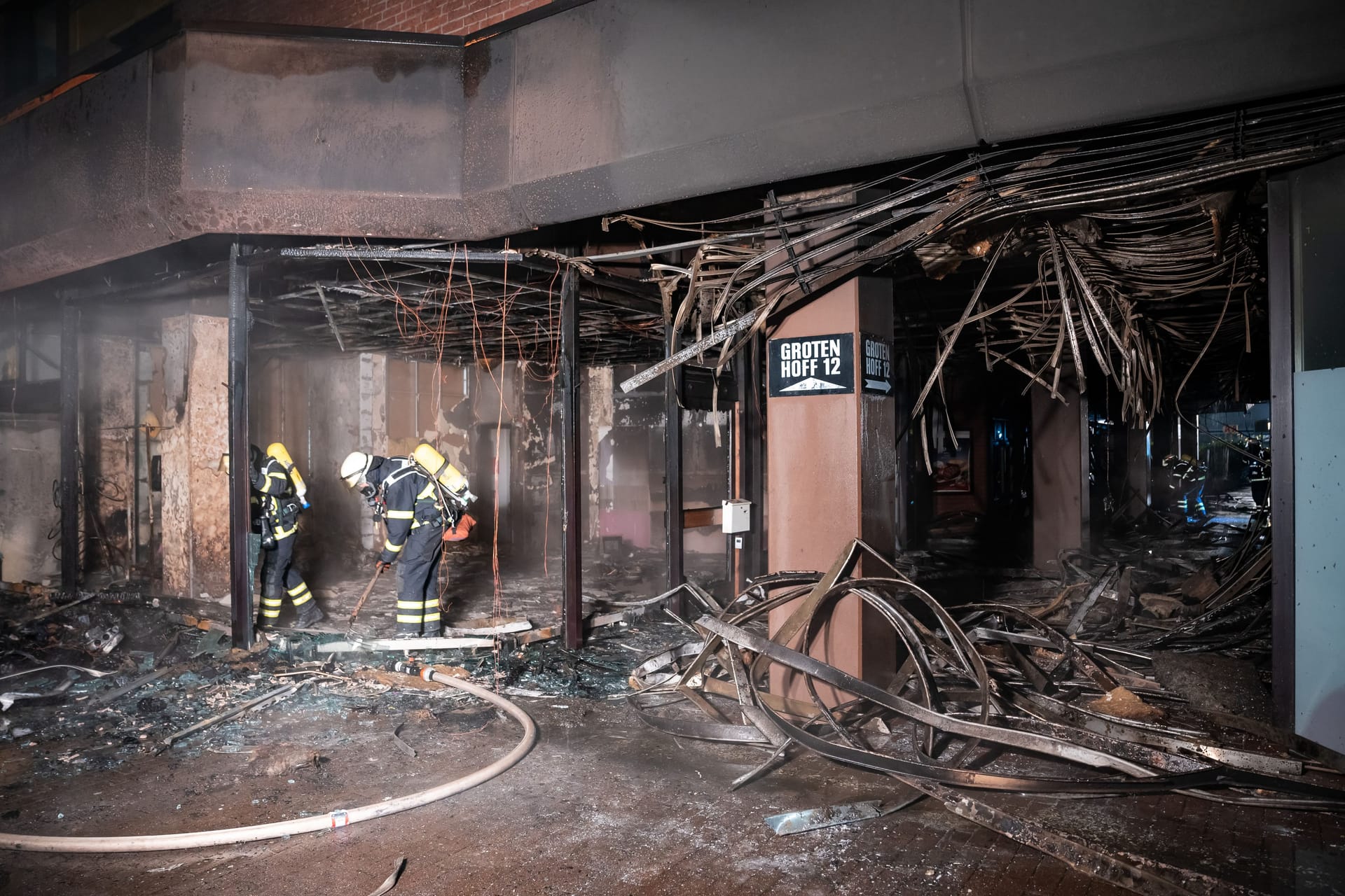 Die Feuerwehr im Einsatz: Ein Brand hat Teile einer Ladenzeile in Hamburg-Volksdorf zerstört.