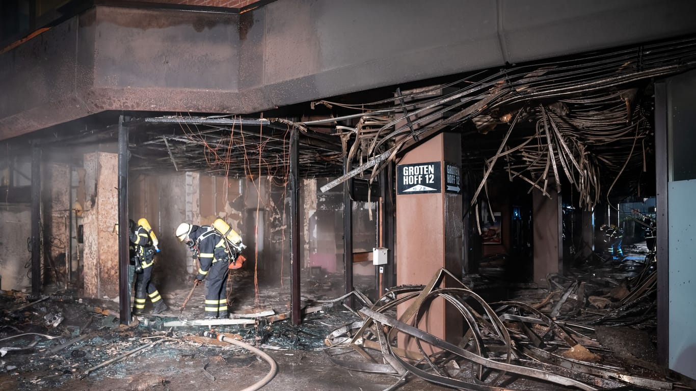 Die Feuerwehr im Einsatz: Ein Brand hat Teile einer Ladenzeile in Hamburg-Volksdorf zerstört.