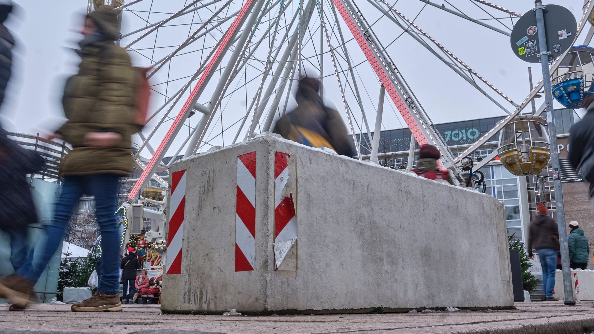 Ein Betonklotz schützt den Weihnachtsmarkt in Leipzig: Mit solchen Sperren sollen Terroranschläge verhindert werden.