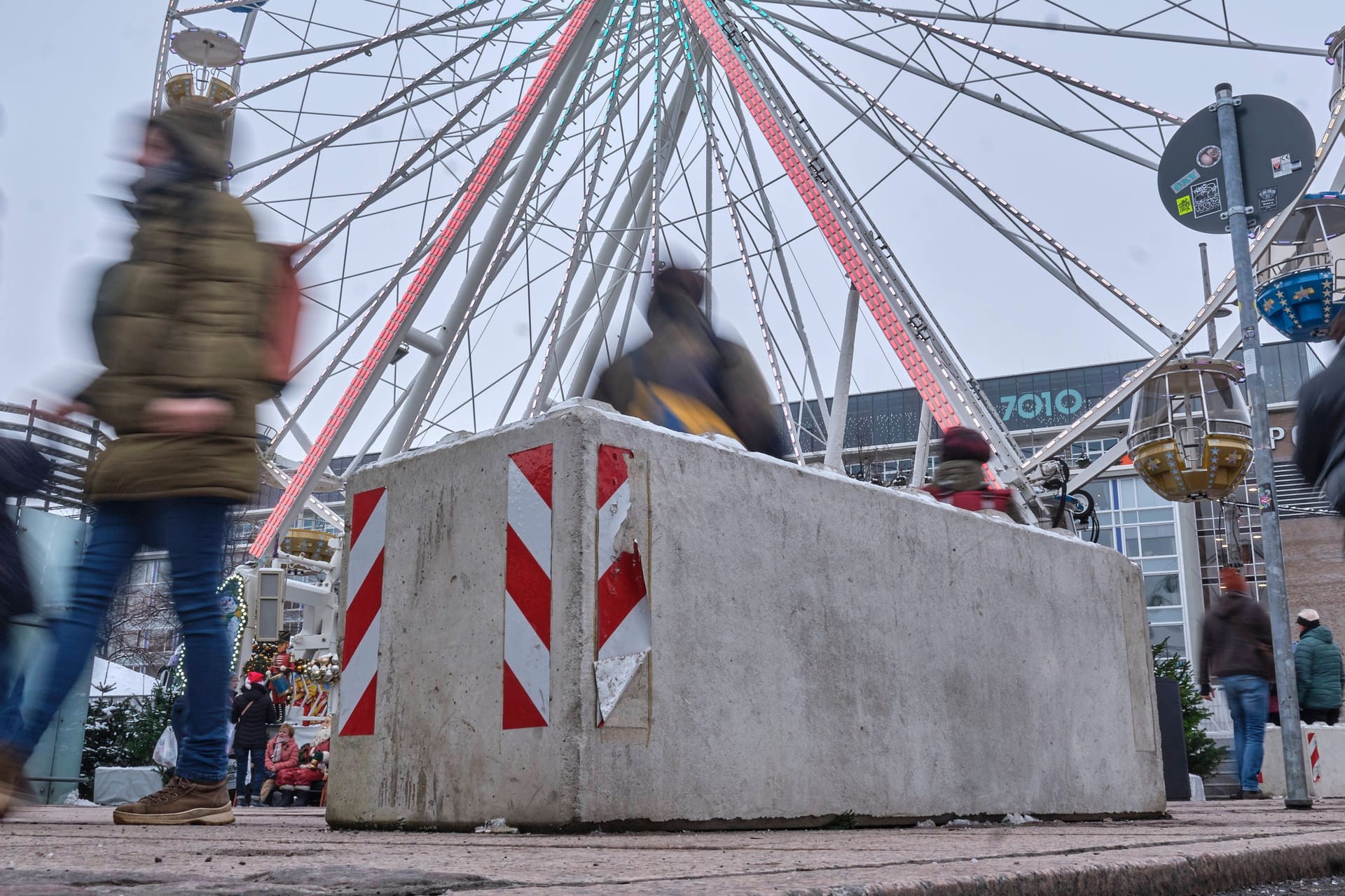 Ein Betonklotz schützt den Weihnachtsmarkt in Leipzig: Mit solchen Sperren sollen Terroranschläge verhindert werden.