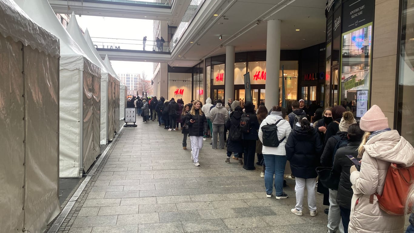 Schlange an der Mall of Berlin: Viele Wartende gingen am Ende leer aus.