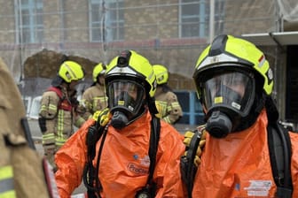 Spezialkräfte der Feuerwehr in Schutzanzügen: Der Gefahrstoff kam offenbar aus einem undichten Behälter.