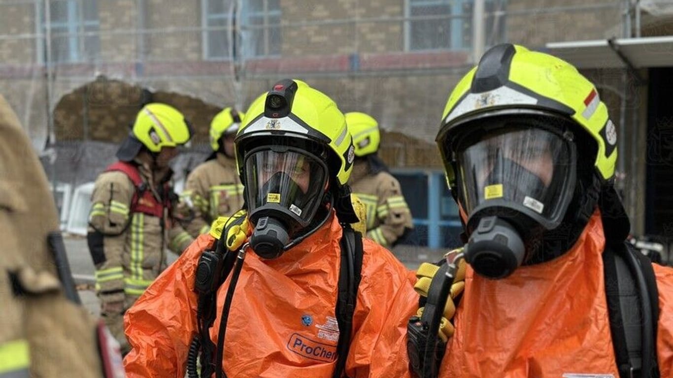 Spezialkräfte der Feuerwehr in Schutzanzügen: Der Gefahrstoff kam offenbar aus einem undichten Behälter.