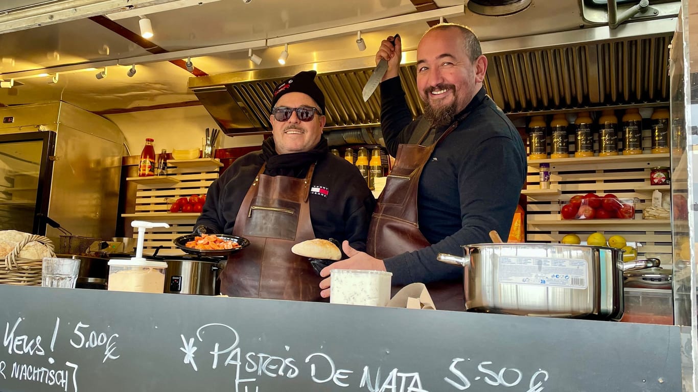 Manuel und Paulo bieten Klassiker aus Portugal an – und machen in ihrem Truck reichlich Späße.