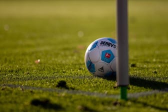 Ein Ball auf einem Fußballplatz: In der Oberliga kam es zu einem Eklat in Rudolstadt (Thüringen).