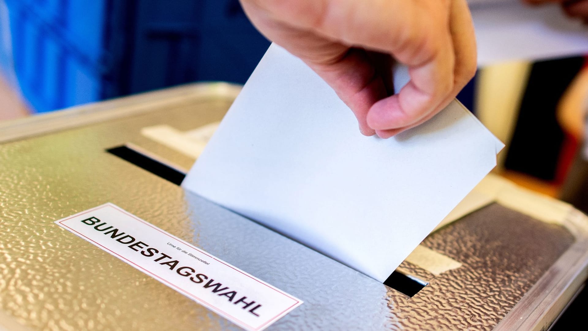 Stimmzettel und Wahlurne